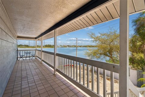 House in Gibsonton, Florida 4 bedrooms, 321.44 sq.m. № 2111738 - photo 22