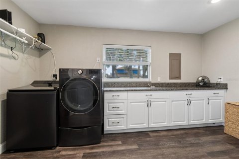 House in Gibsonton, Florida 4 bedrooms, 321.44 sq.m. № 2111738 - photo 30