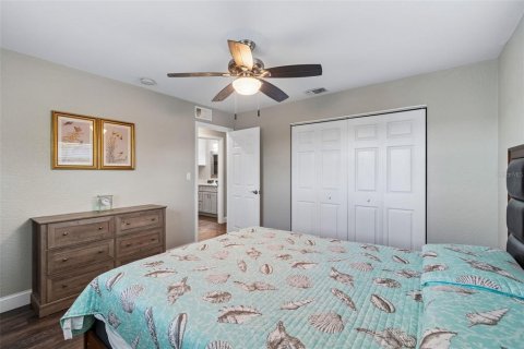 House in Gibsonton, Florida 4 bedrooms, 321.44 sq.m. № 2111738 - photo 25