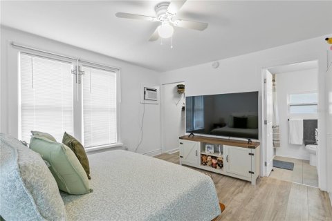 Commercial property in Saint Petersburg, Florida 3 bedrooms, 261.52 sq.m. № 1578746 - photo 20