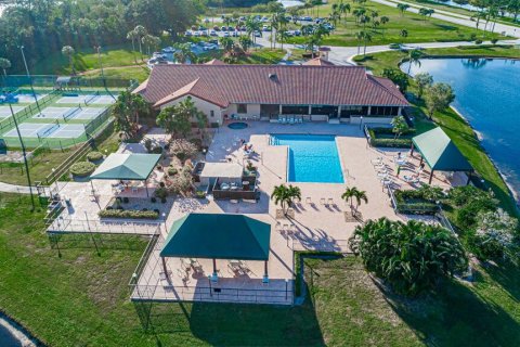 House in Boynton Beach, Florida 2 bedrooms, 137.87 sq.m. № 984241 - photo 1