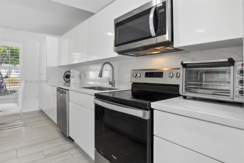 Купить таунхаус в Майами, Флорида 3 спальни, 156.08м2, № 1998080 - фото 30