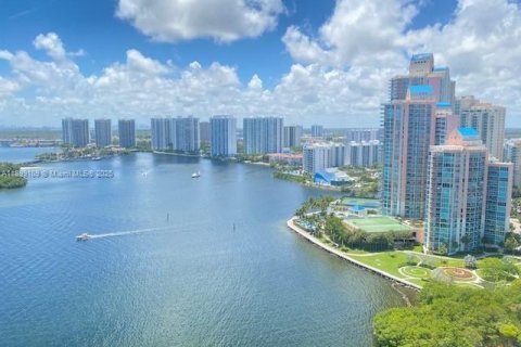 Снять в аренду кондоминиум в Авентура, Флорида 2 спальни, 101.36м2, № 1951924 - фото 1