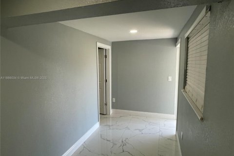 Appartement à louer à Miami, Floride: 1 chambre, 162.58 m2 № 1946894 - photo 2