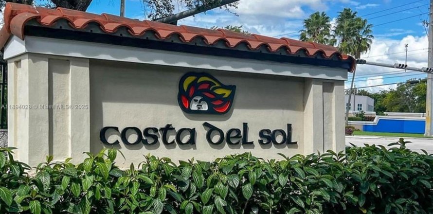 Кондоминиум с 2 спальнями в Дорал, Флорида № 1945863