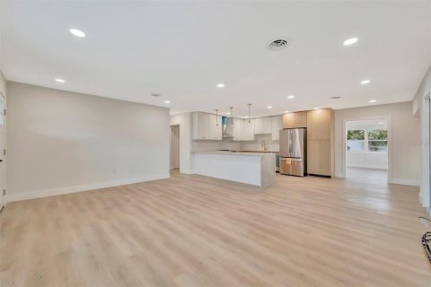 House in Sarasota, Florida 3 bedrooms, 155.24 sq.m. № 2195582 - photo 6