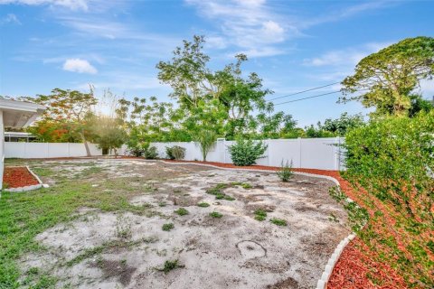 House in Sarasota, Florida 3 bedrooms, 155.24 sq.m. № 2195582 - photo 28