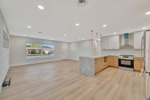 House in Sarasota, Florida 3 bedrooms, 155.24 sq.m. № 2195582 - photo 4