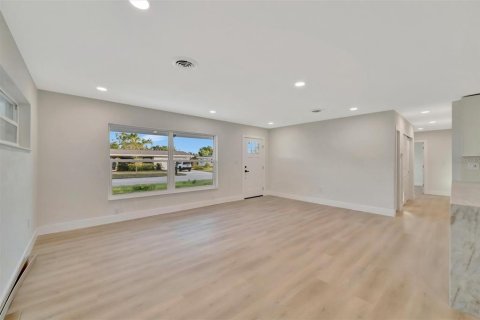 House in Sarasota, Florida 3 bedrooms, 155.24 sq.m. № 2195582 - photo 8