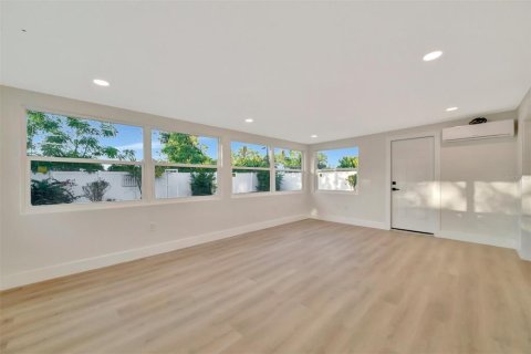 House in Sarasota, Florida 3 bedrooms, 155.24 sq.m. № 2195582 - photo 23