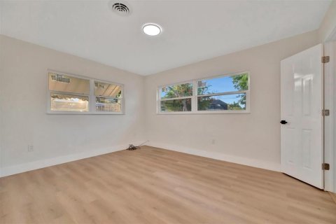 House in Sarasota, Florida 3 bedrooms, 155.24 sq.m. № 2195582 - photo 21