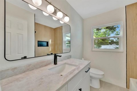House in Sarasota, Florida 3 bedrooms, 155.24 sq.m. № 2195582 - photo 12