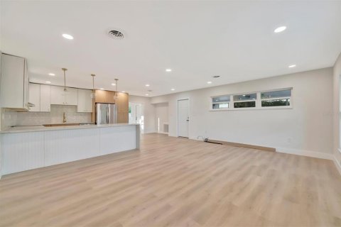 House in Sarasota, Florida 3 bedrooms, 155.24 sq.m. № 2195582 - photo 5
