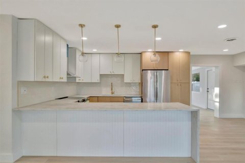 House in Sarasota, Florida 3 bedrooms, 155.24 sq.m. № 2195582 - photo 9