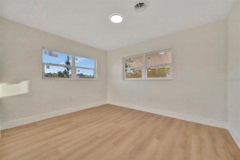 House in Sarasota, Florida 3 bedrooms, 155.24 sq.m. № 2195582 - photo 22