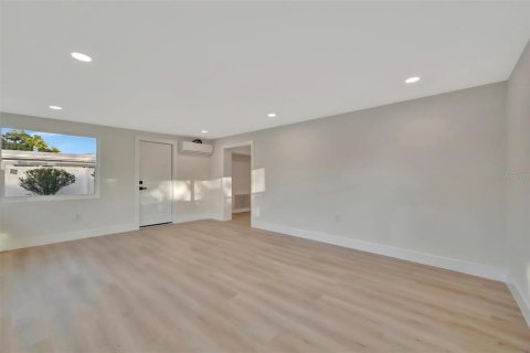 House in Sarasota, Florida 3 bedrooms, 155.24 sq.m. № 2195582 - photo 24