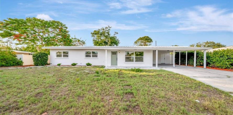 House in Sarasota, Florida 3 bedrooms, 155.24 sq.m. № 2195582