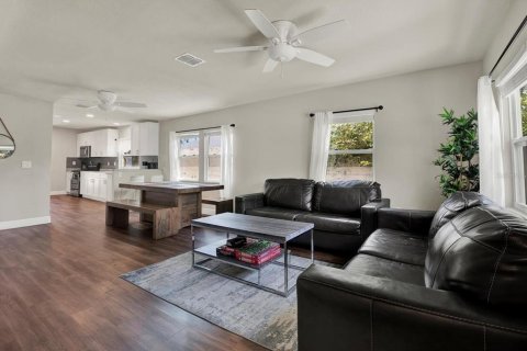House in Tampa, Florida 3 bedrooms, 115.94 sq.m. № 1725318 - photo 6