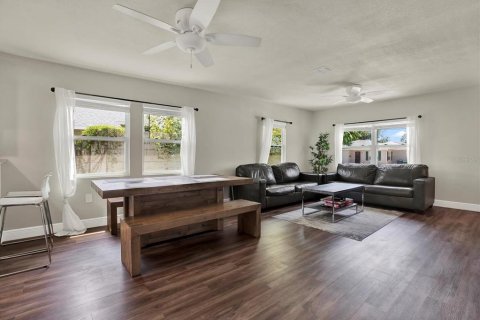 House in Tampa, Florida 3 bedrooms, 115.94 sq.m. № 1725318 - photo 5