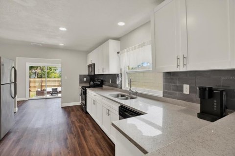 House in Tampa, Florida 3 bedrooms, 115.94 sq.m. № 1725318 - photo 11