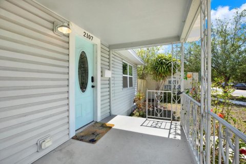 House in Tampa, Florida 3 bedrooms, 115.94 sq.m. № 1725318 - photo 3