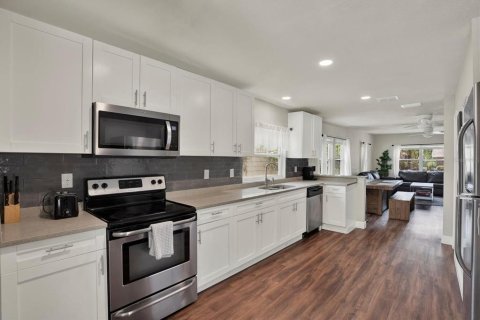 House in Tampa, Florida 3 bedrooms, 115.94 sq.m. № 1725318 - photo 8