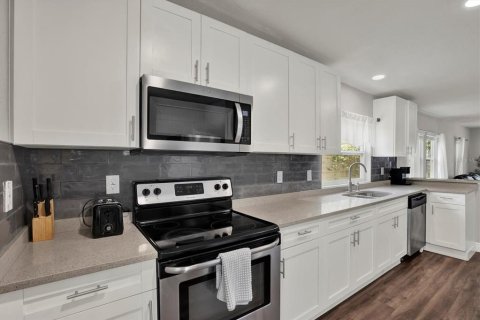House in Tampa, Florida 3 bedrooms, 115.94 sq.m. № 1725318 - photo 9