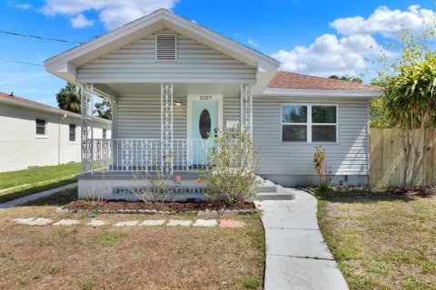 House in Tampa, Florida 3 bedrooms, 115.94 sq.m. № 1725318 - photo 2