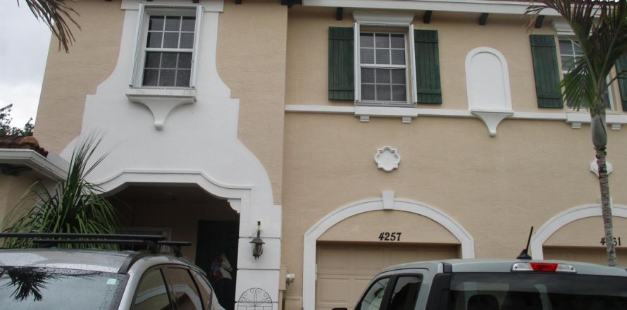 Adosado en Stuart, Florida 3 dormitorios, 162.49 m2 № 2147280
