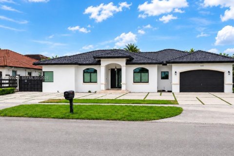 Villa ou maison à Miami, Floride 5 chambres, 240.34 m2 № 2401989