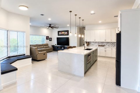 Villa ou maison à vendre à Miami, Floride: 5 chambres, 240.34 m2 № 2401989 - photo 2