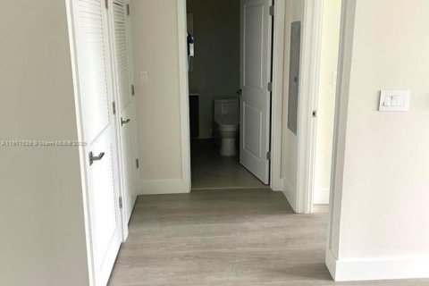 Condo in Hollywood, Florida, 1 bedroom  № 2016883 - photo 4