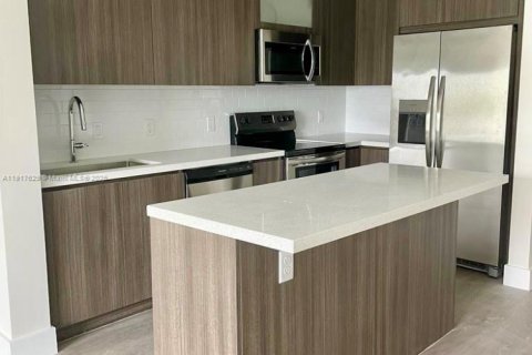 Condo in Hollywood, Florida, 1 bedroom  № 2016883 - photo 2