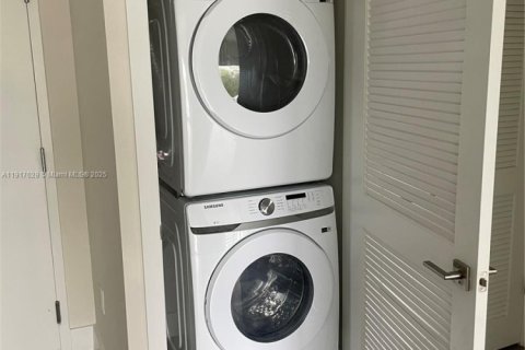 Condo in Hollywood, Florida, 1 bedroom  № 2016883 - photo 13