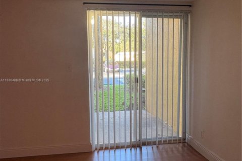 Снять в аренду кондоминиум в Тамарак, Флорида 2 спальни, 91.42м2, № 1933311 - фото 18