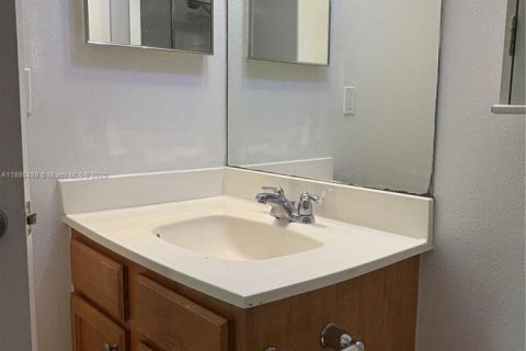 Снять в аренду кондоминиум в Тамарак, Флорида 2 спальни, 91.42м2, № 1933311 - фото 17