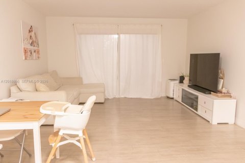 Condo in Pompano Beach, Florida, 1 bedroom  № 2086999
