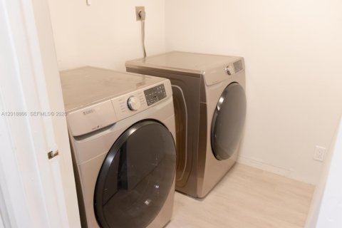 Condo in Pompano Beach, Florida, 1 bedroom  № 2086999 - photo 10