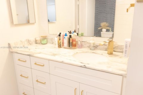 Condo in Pompano Beach, Florida, 1 bedroom  № 2086999 - photo 11