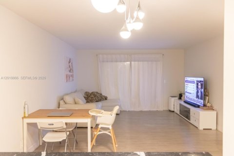 Condo in Pompano Beach, Florida, 1 bedroom  № 2086999 - photo 2