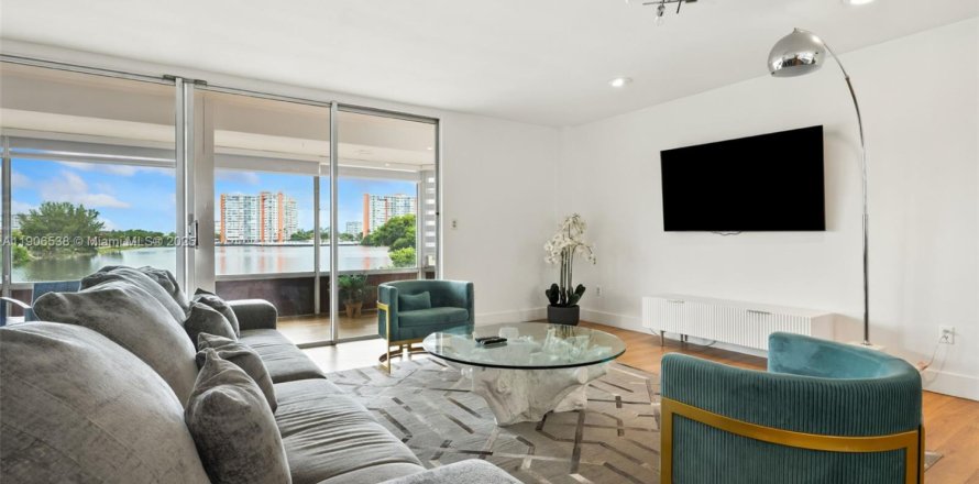 Condo à Miami, Floride, 3 chambres № 1963002