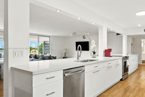 Copropriété à louer à Miami, Floride: 3 chambres, 177.07 m2 № 1963002 - photo 10