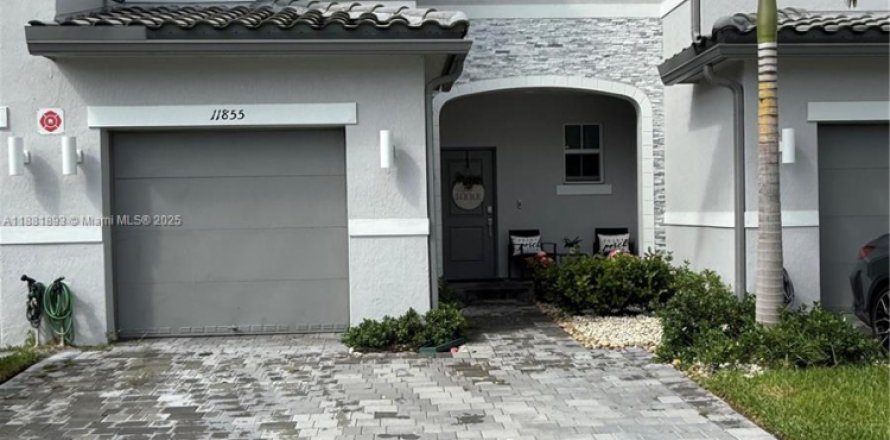 House in Coral Springs, Florida 3 bedrooms, 114.83 sq.m. № 1929449