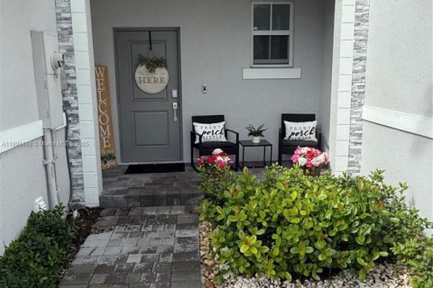 House in Coral Springs, Florida 3 bedrooms, 114.83 sq.m. № 1929449 - photo 2