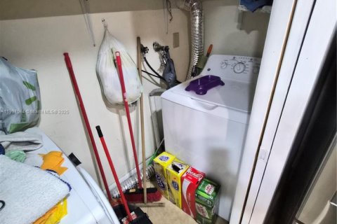 Снять в аренду таунхаус в Майами, Флорида 3 спальни, 147.99м2, № 1963926 - фото 15