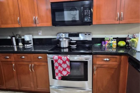 Снять в аренду таунхаус в Майами, Флорида 3 спальни, 147.99м2, № 1963926 - фото 9