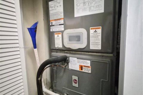 Снять в аренду таунхаус в Майами, Флорида 3 спальни, 147.99м2, № 1963926 - фото 23