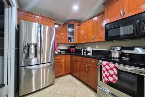 Снять в аренду таунхаус в Майами, Флорида 3 спальни, 147.99м2, № 1963926 - фото 8