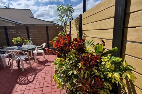 Снять в аренду таунхаус в Майами, Флорида 3 спальни, 147.99м2, № 1963926 - фото 4