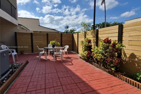 Снять в аренду таунхаус в Майами, Флорида 3 спальни, 147.99м2, № 1963926 - фото 1